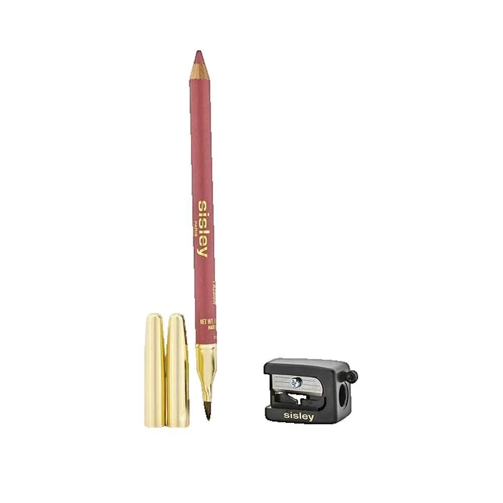 Lippenstiftstift, goldfarbene Kappe, Anspitzer. Stift mit Schriftzug Sisley. Zubehör auf weißem Hintergrund.