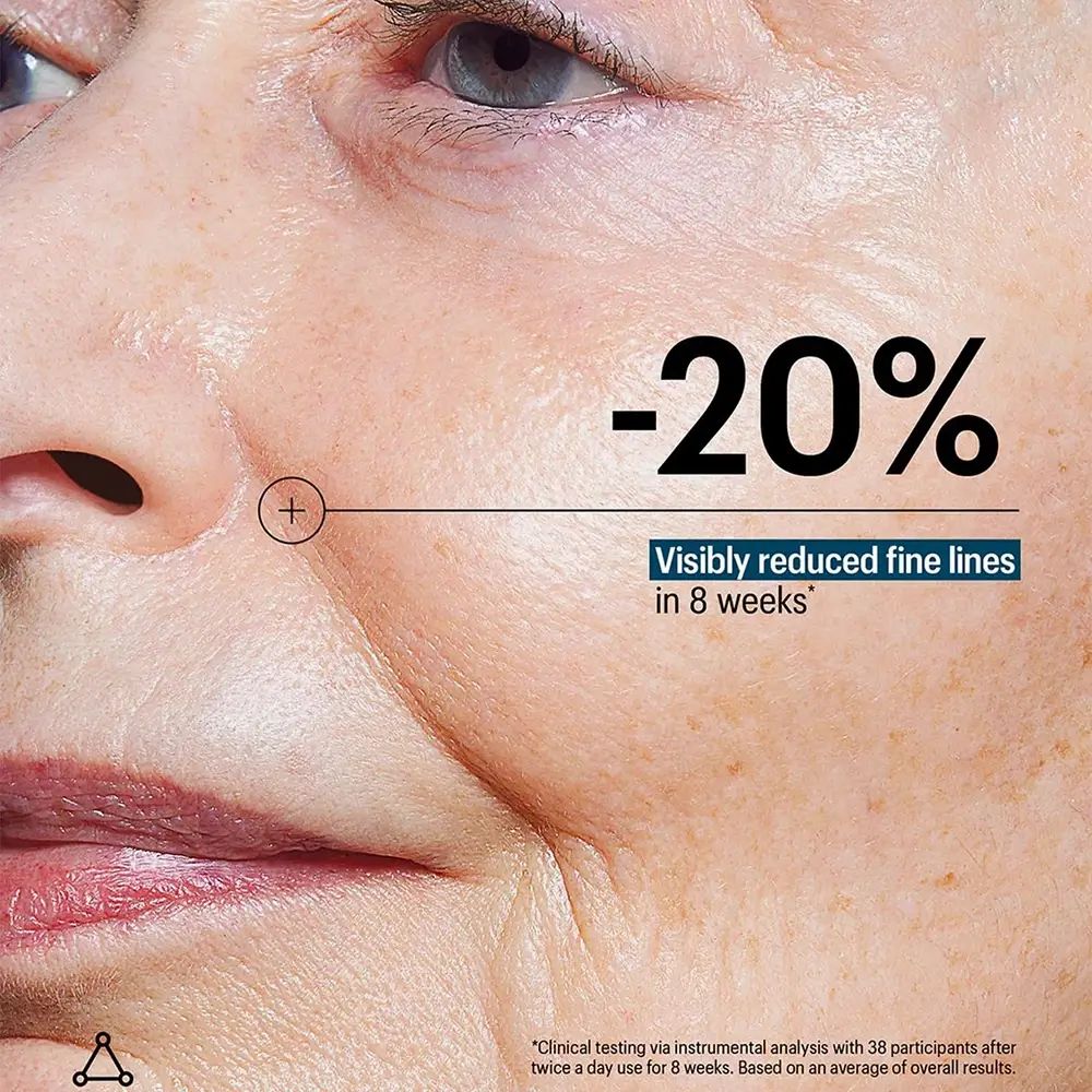 Nahaufnahme eines Gesichts mit Text: -20% sichtbar reduzierte feine Linien in 8 Wochen.