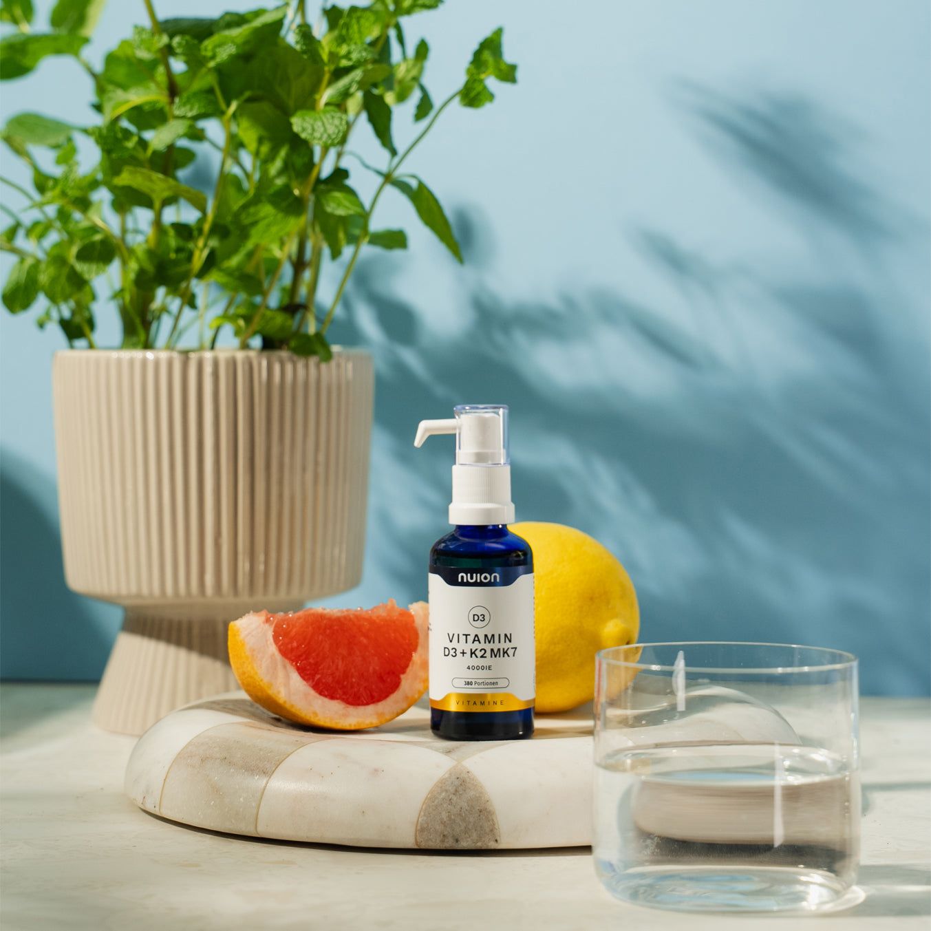 Nuion Vitamin D3+K2 MK7 Tropfen, 4000 IE, 100 Portionen, in blauer Glasflasche mit Pumpspender.