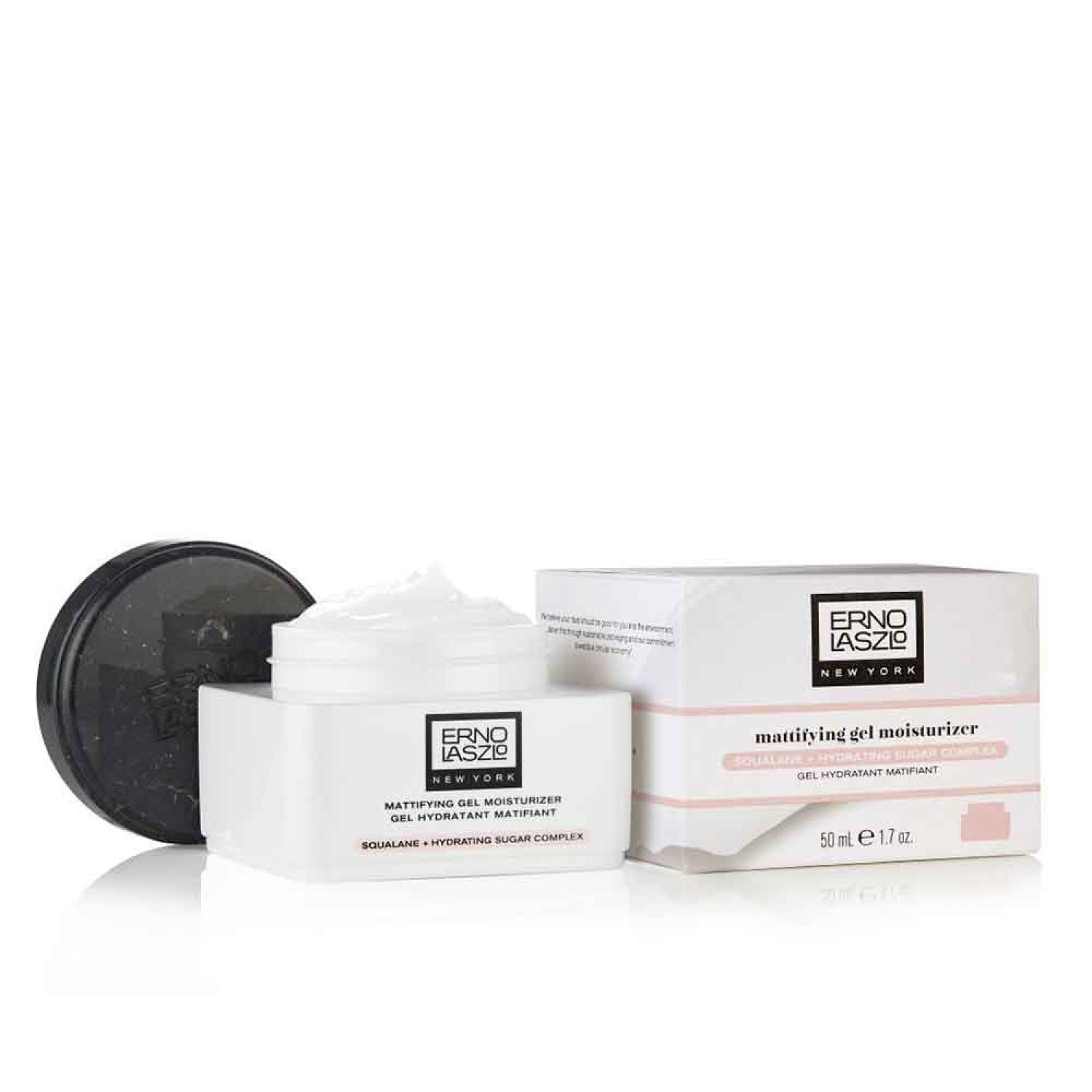 Weißer Tiegel mit Creme, schwarzer Deckel, weiße Schachtel mit Logo und Text. Produktname: Mattifying Gel Moisturizer.