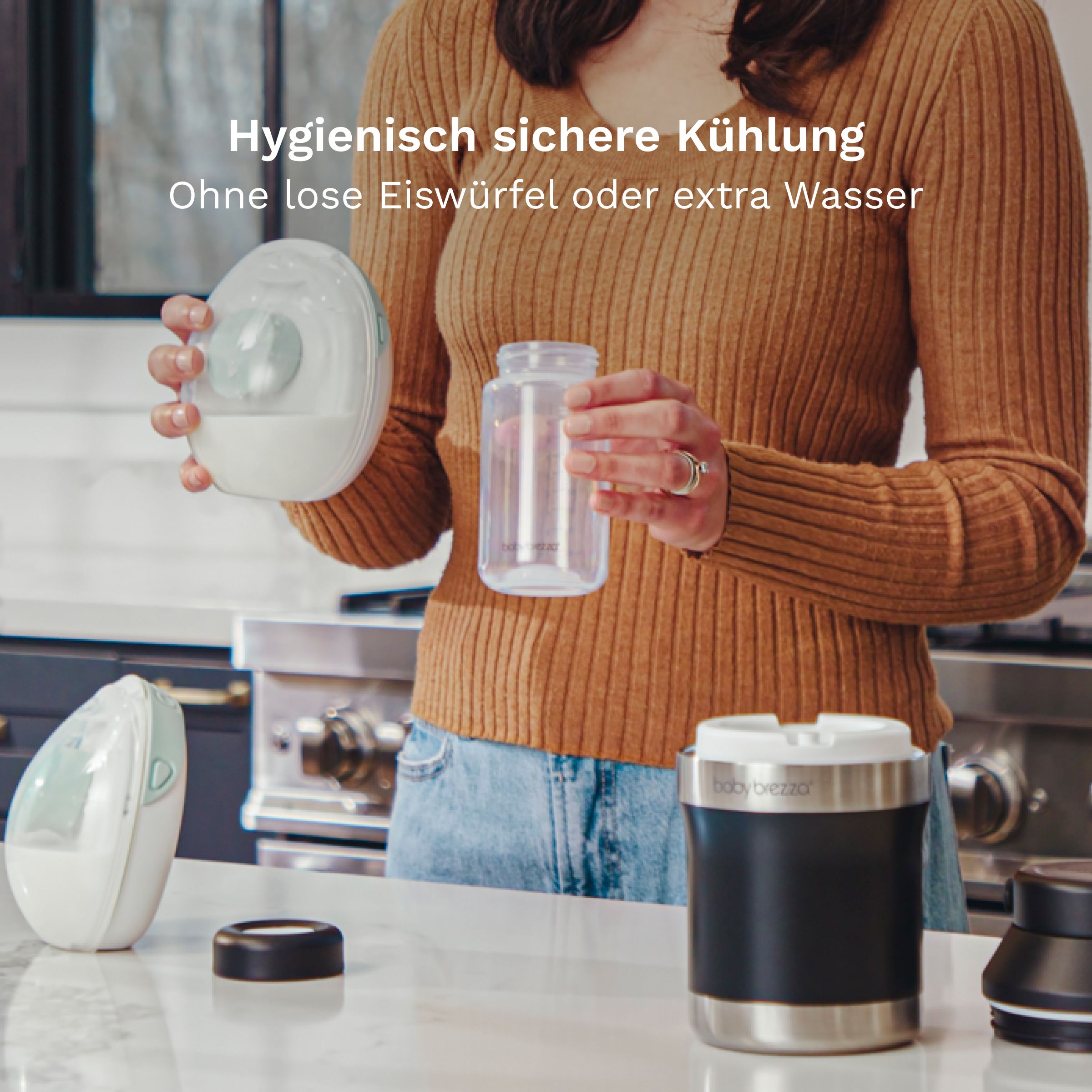 Person hält eine Milchpumpe und eine kleine Flasche. Baby Brezza Behälter daneben.