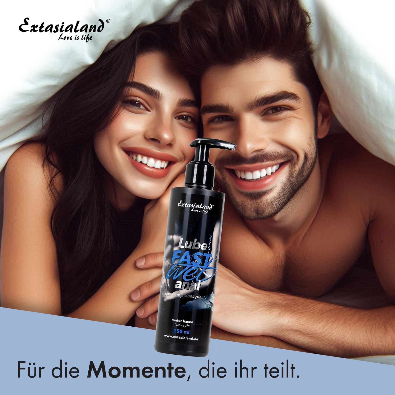 Paar im Bett, lächelt. Schwarze Flasche mit Pumpverschluss. Aufschrift: Lube Fast Wet anal. Wasserbasiert, latexsafe. 250 ml. Extasialand Logo.