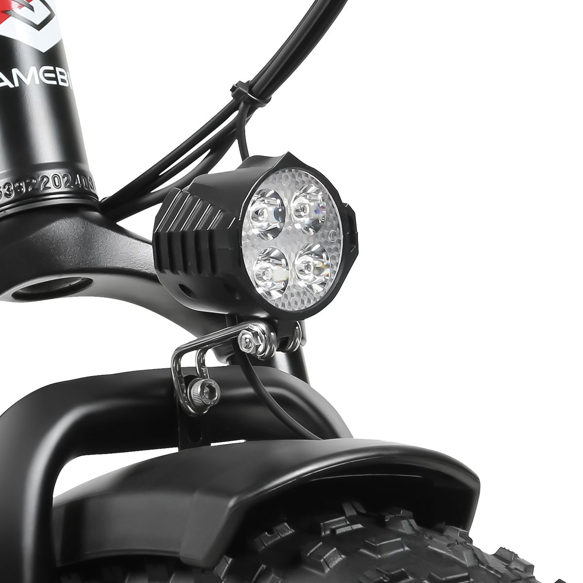 Nahaufnahme des Scheinwerfers eines Elektrofahrrads. Vier LED-Leuchten sind sichtbar. Schwarzes Gehäuse und Schutzblech.