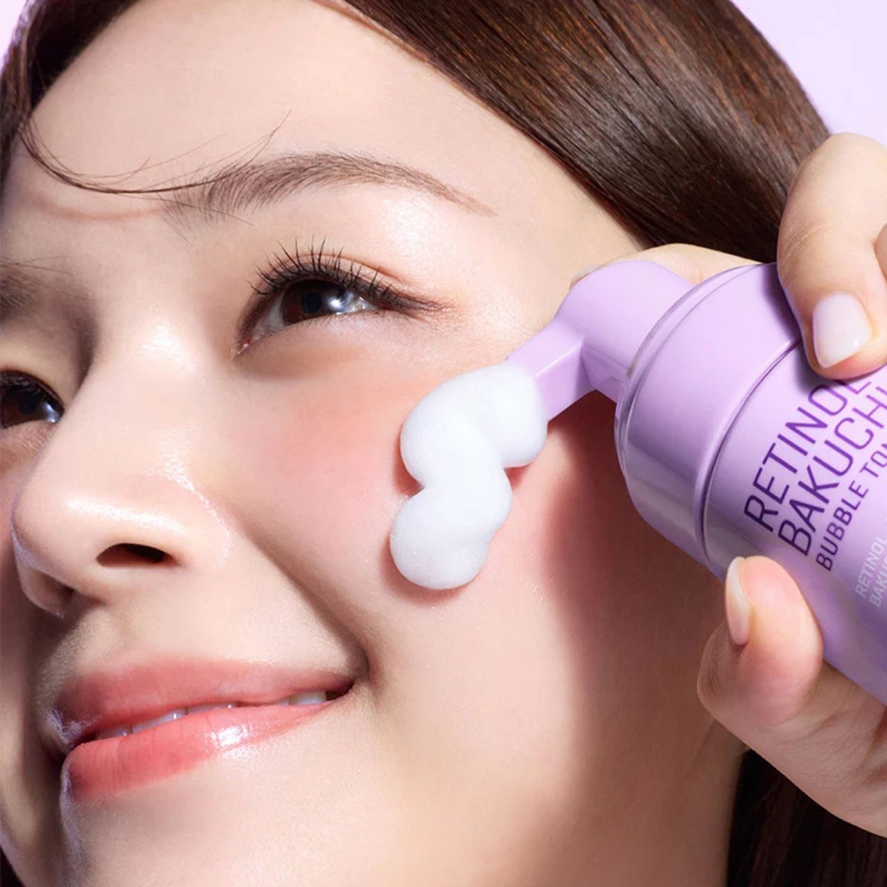 Frau trägt SOME BY MI Retinol Bakuchiol Bubble Toner auf ihr Gesicht auf.