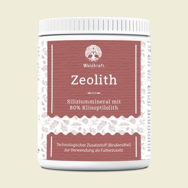 Weiße Dose mit rotem Etikett. Aufschrift: Waldkraft Zeolith, Siliziummineral mit 80% Klinoptilolith. Zusatzstoff für Futter.