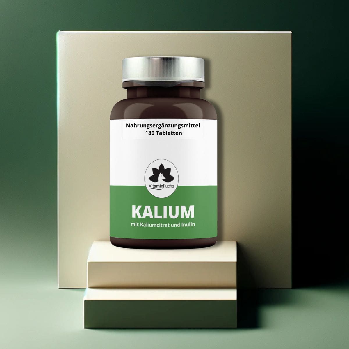 Braune Flasche mit weißem Etikett. Aufschrift: Kalium, 180 Tabletten, VitaminFuchs. Grün-weißes Etikett. Auf Podest.