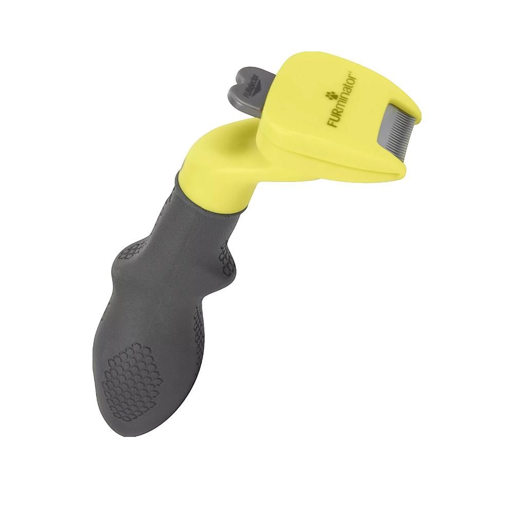 Gelb-graue Fellbürste mit ergonomischem Griff. Der Bürstenkopf hat einen Metallkamm. Das Logo ist sichtbar.