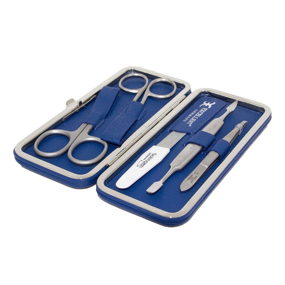 Offenes blaues Etui mit Maniküre-Instrumenten: Schere, Nagelfeile, Nagelknipser, Pinzette.