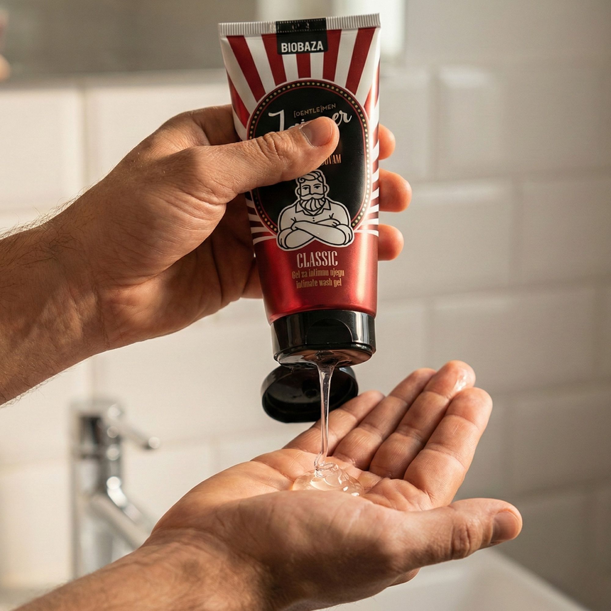 Hände halten Tube. Gel wird herausgedrückt. Aufschrift: Biobaza Jajoper Classic. Rotes und weißes Design.