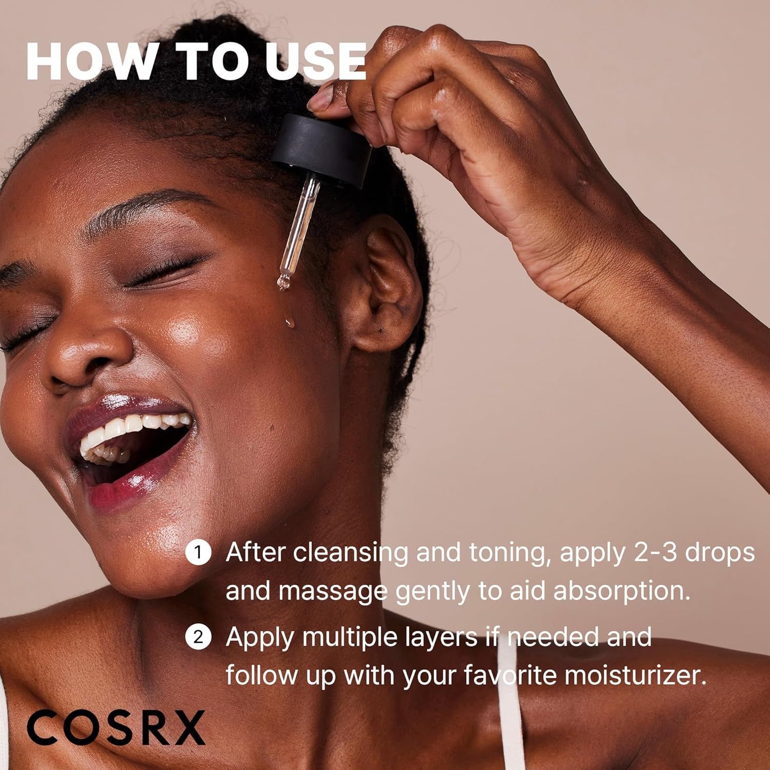 Frau mit Serum. Text: Anwendung: 2-3 Tropfen auftragen und einmassieren. Mehrere Schichten auftragen und mit Feuchtigkeitspflege abschließen. Marke COSRX.