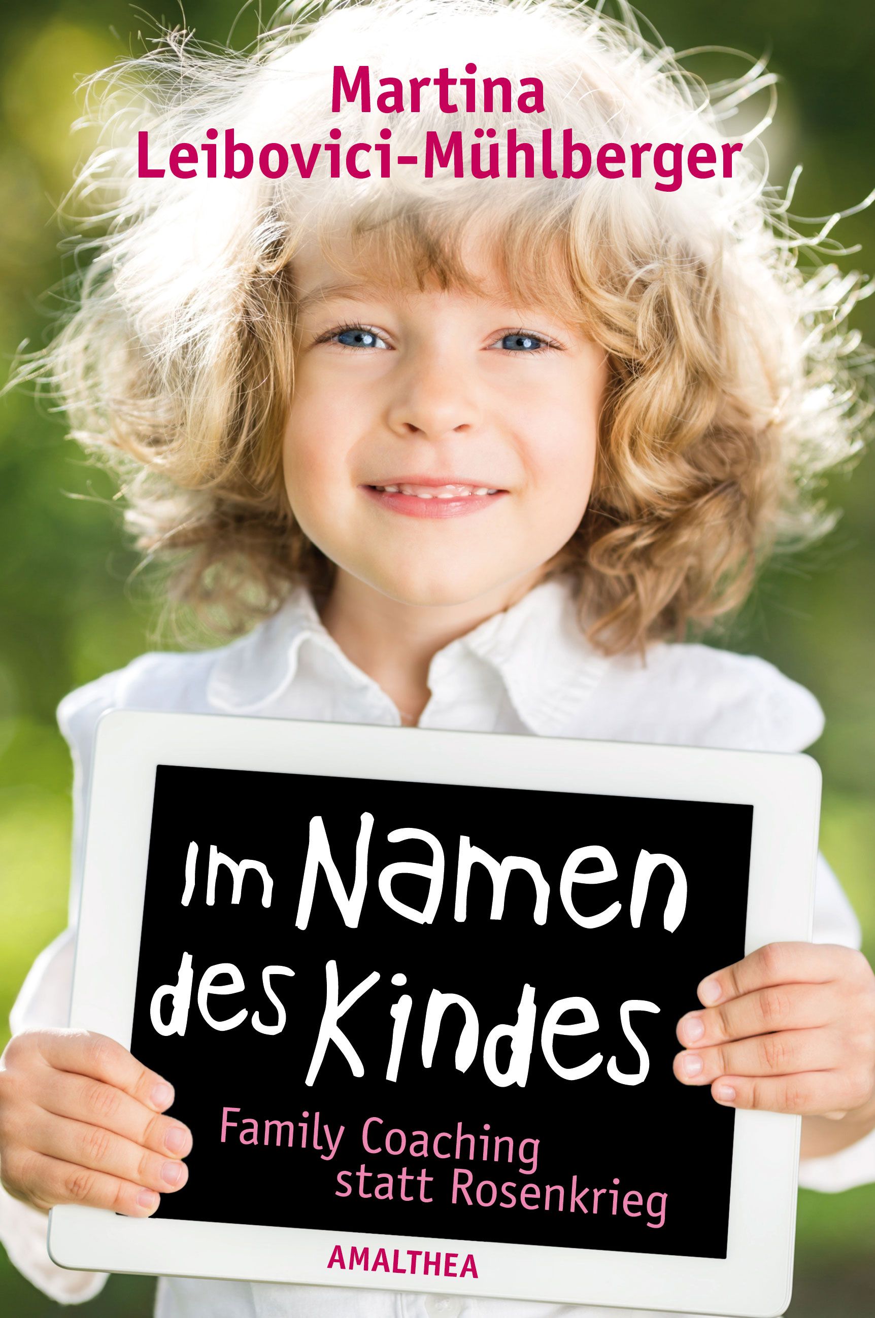 Kind hält Tablet mit Titel "Im Namen des Kindes". Autorin: Martina Leibovici-Mühlberger. Untertitel: Family Coaching statt Rosenkrieg. Verlag: AMALTHEA.