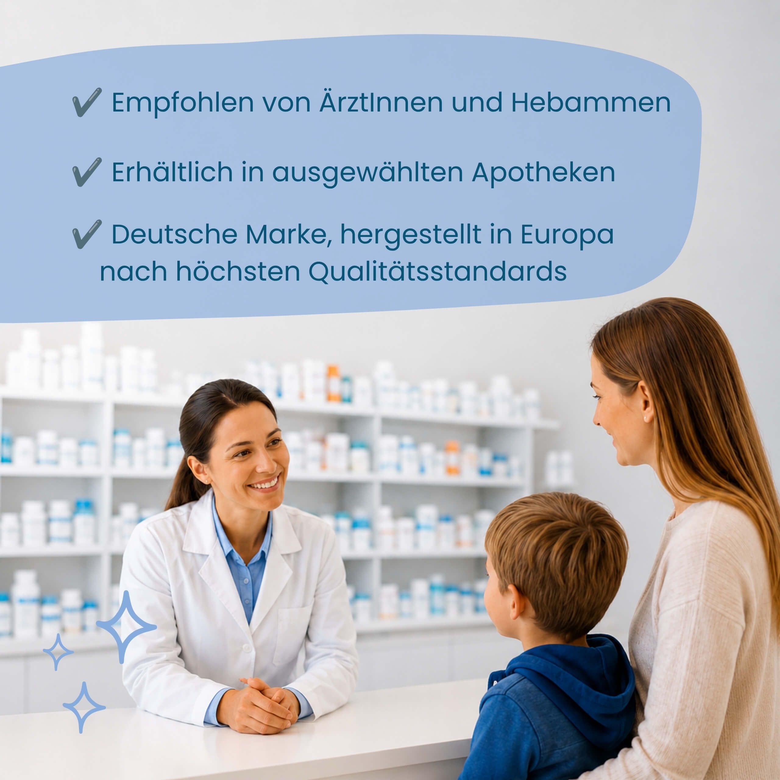 Apothekerin berät Mutter und Kind in einer Apotheke.