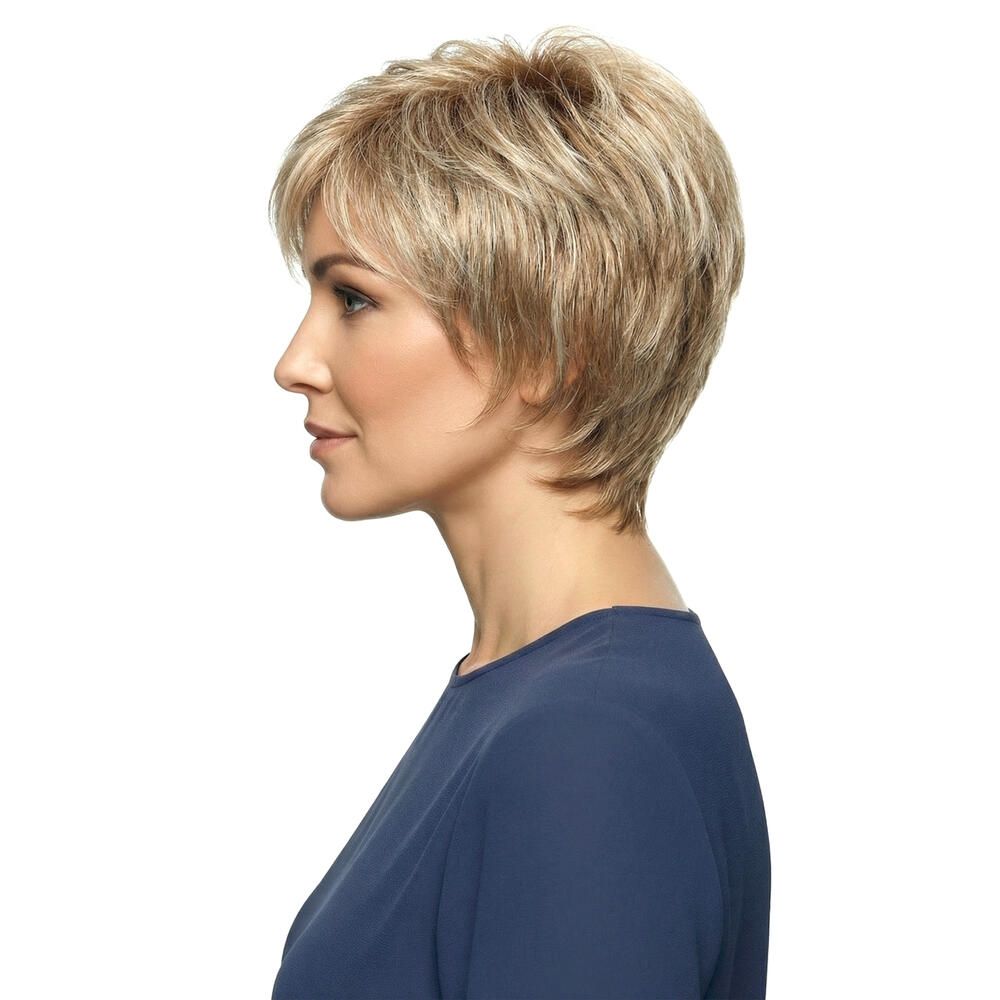 Kurzhaarperücke, blond-aschfarben, mit Pony. Frau mit blauem Oberteil. Seitenansicht.