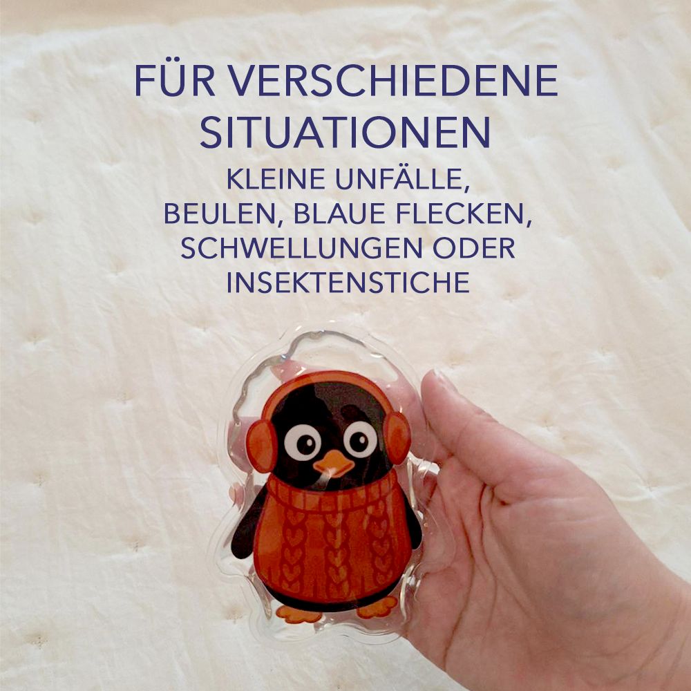 Eine Hand hält eine Pinguin-Kompresse. Text: Für verschiedene Situationen: kleine Unfälle, Beulen, blaue Flecken, Schwellungen oder Insektenstiche.