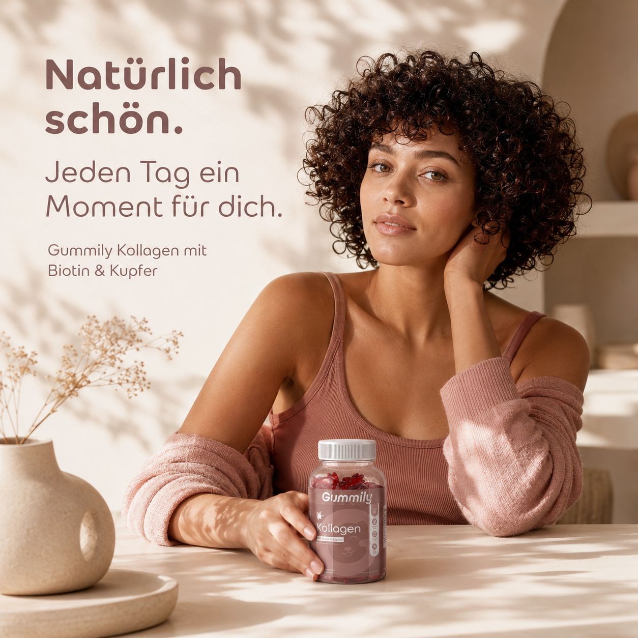 Frau hält Flasche mit Gummily Kollagen Gummibärchen mit Biotin & Kupfer.