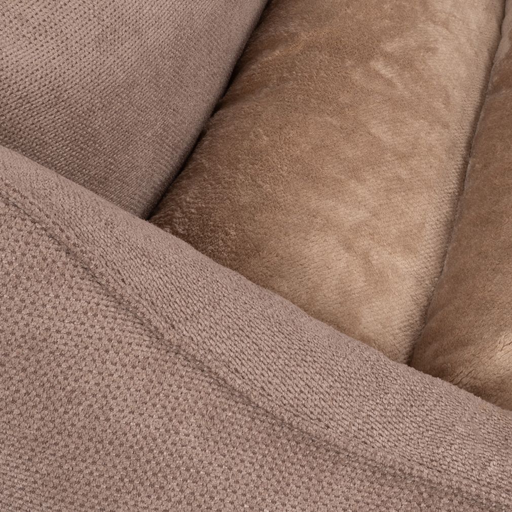 Nahaufnahme des braunen Stoffes und der Kissen eines orthopädischen Hundebetts. Strukturierte Oberfläche.