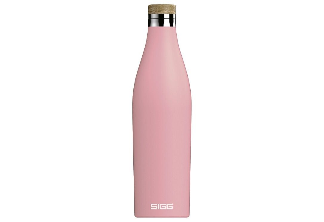 Rosa Trinkflasche mit Holzdeckel und silbernem Ring. SIGG-Logo unten. Flaschenform: länglich, schmal zulaufend.