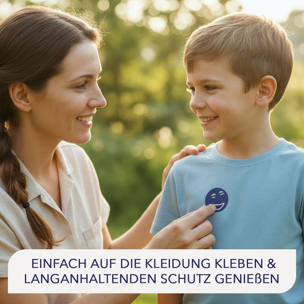 Mutter und Kind mit einem Smiley-Pflaster auf der Kleidung. Text: Einfach auf die Kleidung kleben & langanhaltenden Schutz genießen.