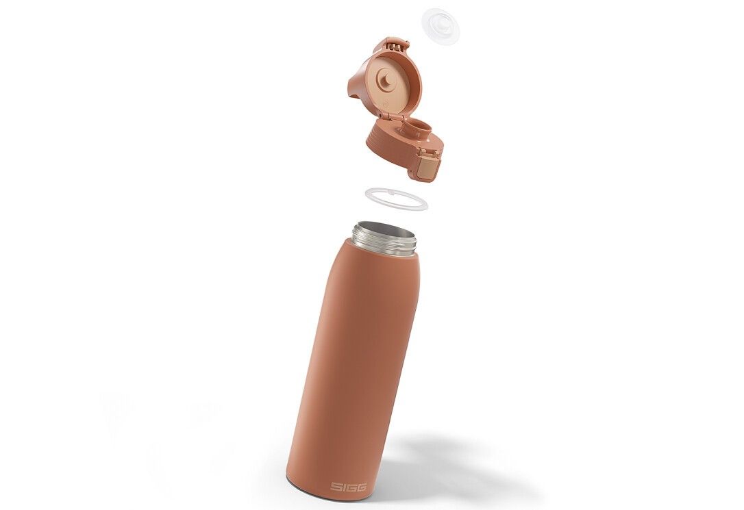 Braune Isolierflasche mit abgenommenem Deckel und Dichtungsringen. Einzelteile schweben.