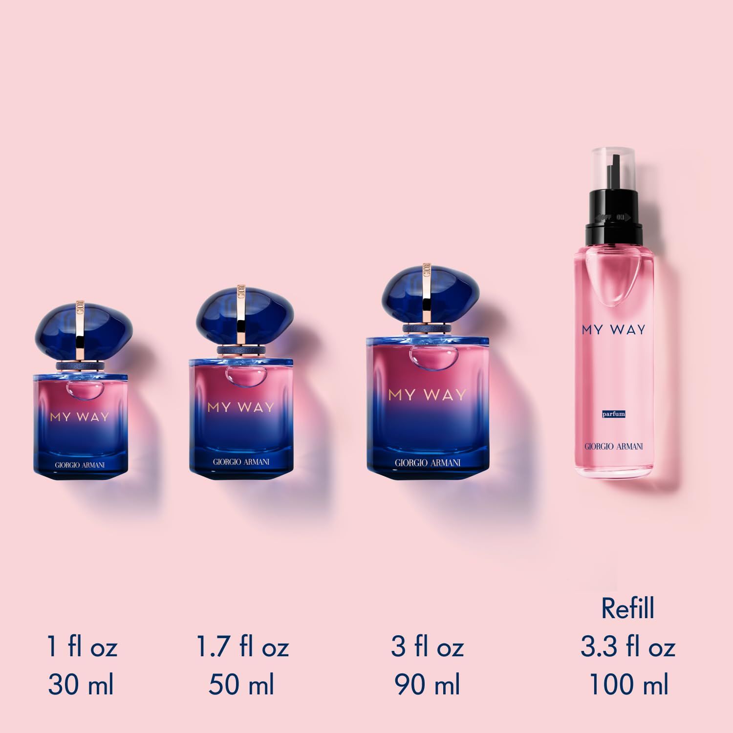 Verschiedene Größen von Parfümflakons und eine Nachfüllflasche. Größen: 30ml, 50ml, 90ml, und 100ml Nachfüllung.