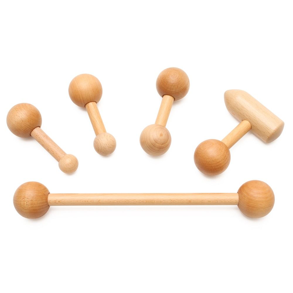 Fünf FaszienSticks aus Holz. Verschiedene Formen: Kugeln, Zylinder, Hammer. Holzfarben.