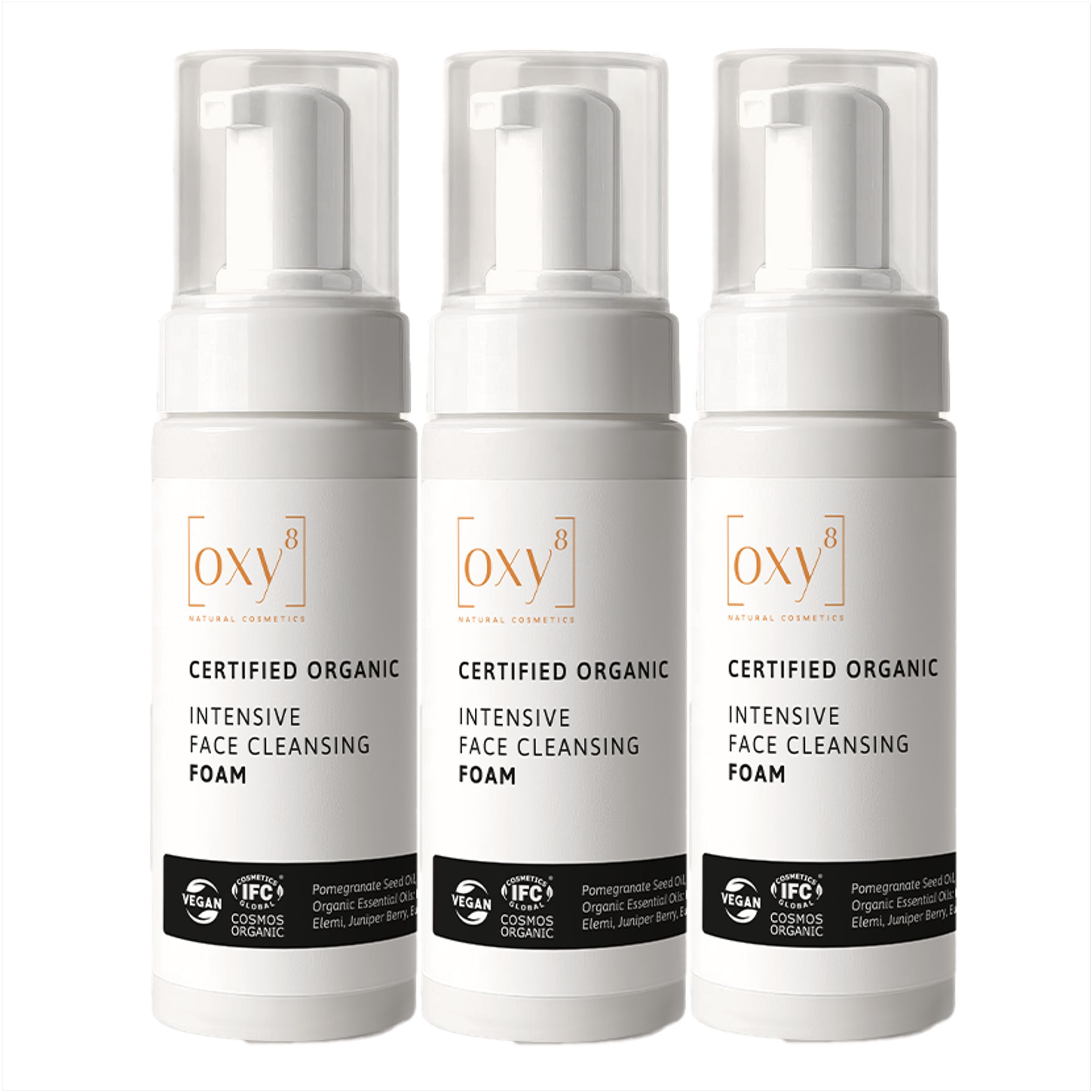 Drei Flaschen Reinigungsschaum. Weiß, mit Pumpaufsatz. Aufschrift: oxy8, Certified Organic, Intensive Face Cleansing Foam.