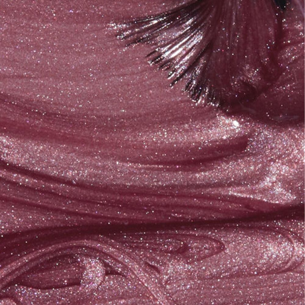 Nagellack-Applikator auf glänzendem, rosa-farbenem Nagellack. Nahaufnahme, Textur sichtbar.