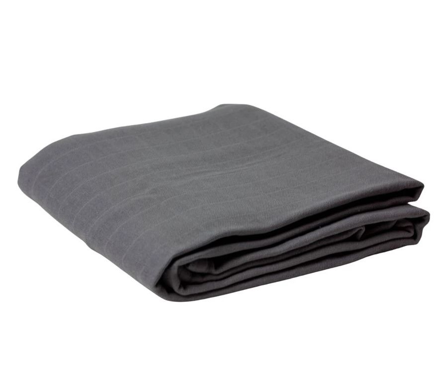 Graues Musselintuch, gefaltet. Quadratische Form. Stoffstruktur erkennbar.