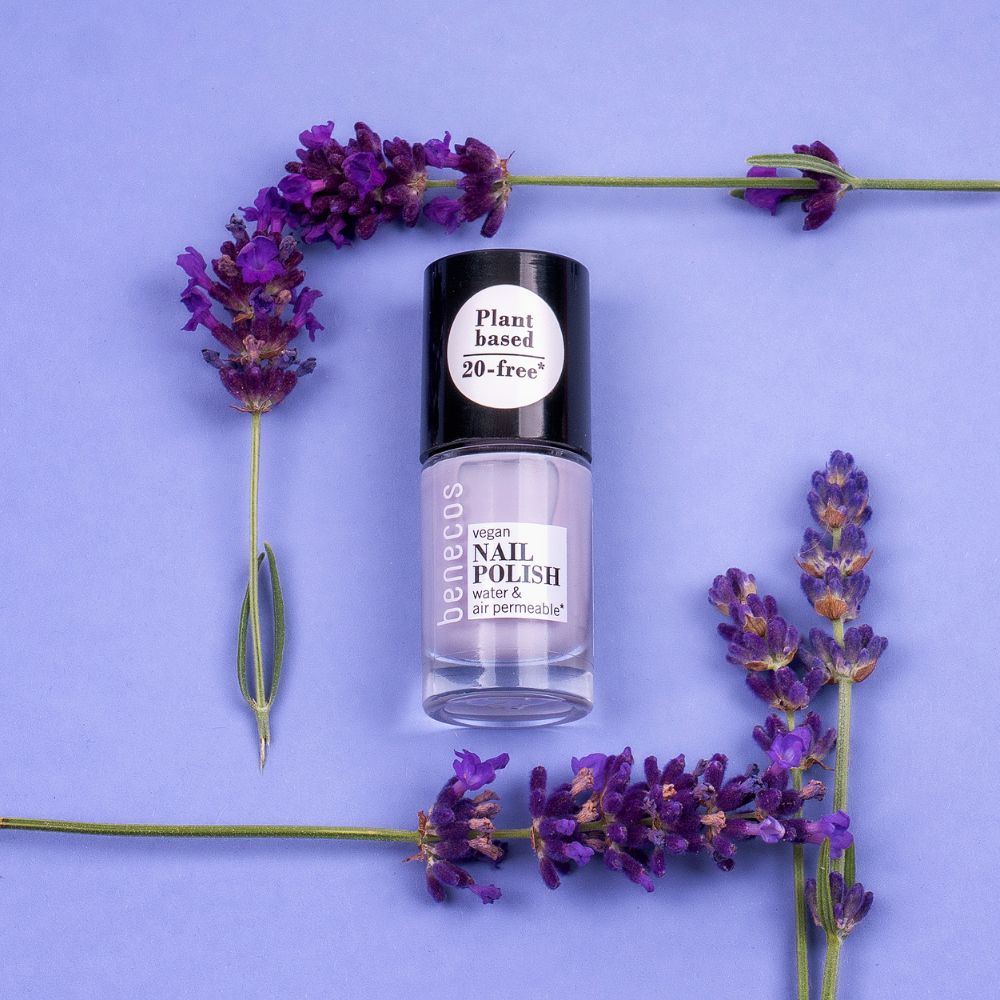 Flasche benecos Nagellack 'lovely lavender' mit Lavendel.