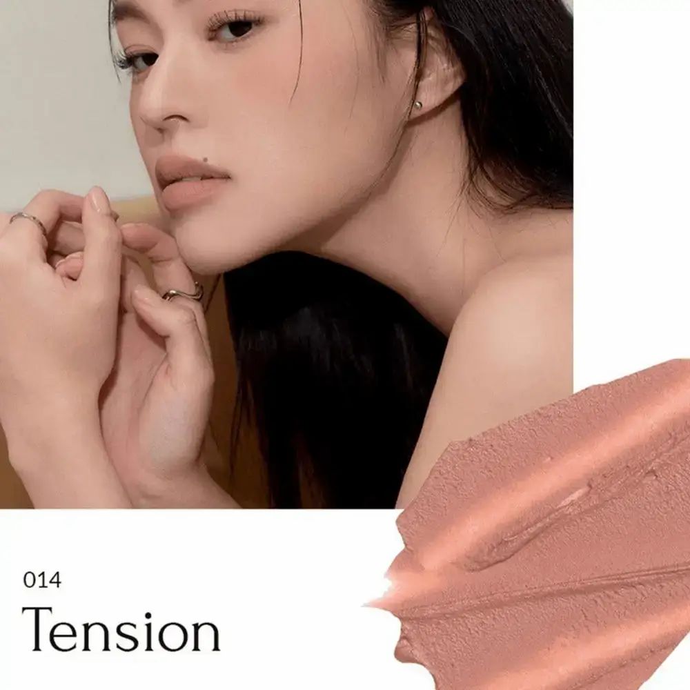 Nahaufnahme einer Frau mit Lippenstift. Farbton 014 Tension. Daneben ein Farbmuster des Lippenstifts.