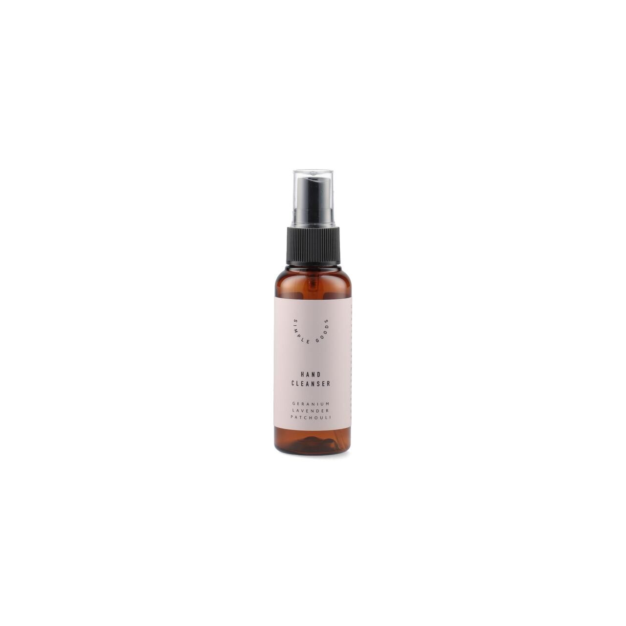 Kleine braune Flasche mit Zerstäuber. Aufschrift: Hand Cleanser, Geranium, Lavender, Patchouli.