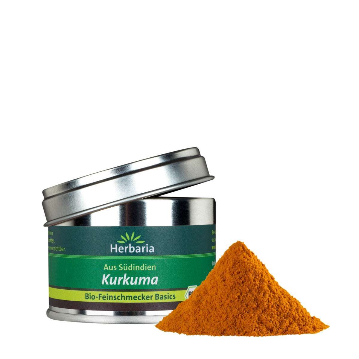 Geöffnete Dose mit Kurkuma-Pulver und einem Haufen Kurkuma-Pulver daneben. Dose mit grünem Etikett und Aufschrift 'Herbaria Kurkuma'.