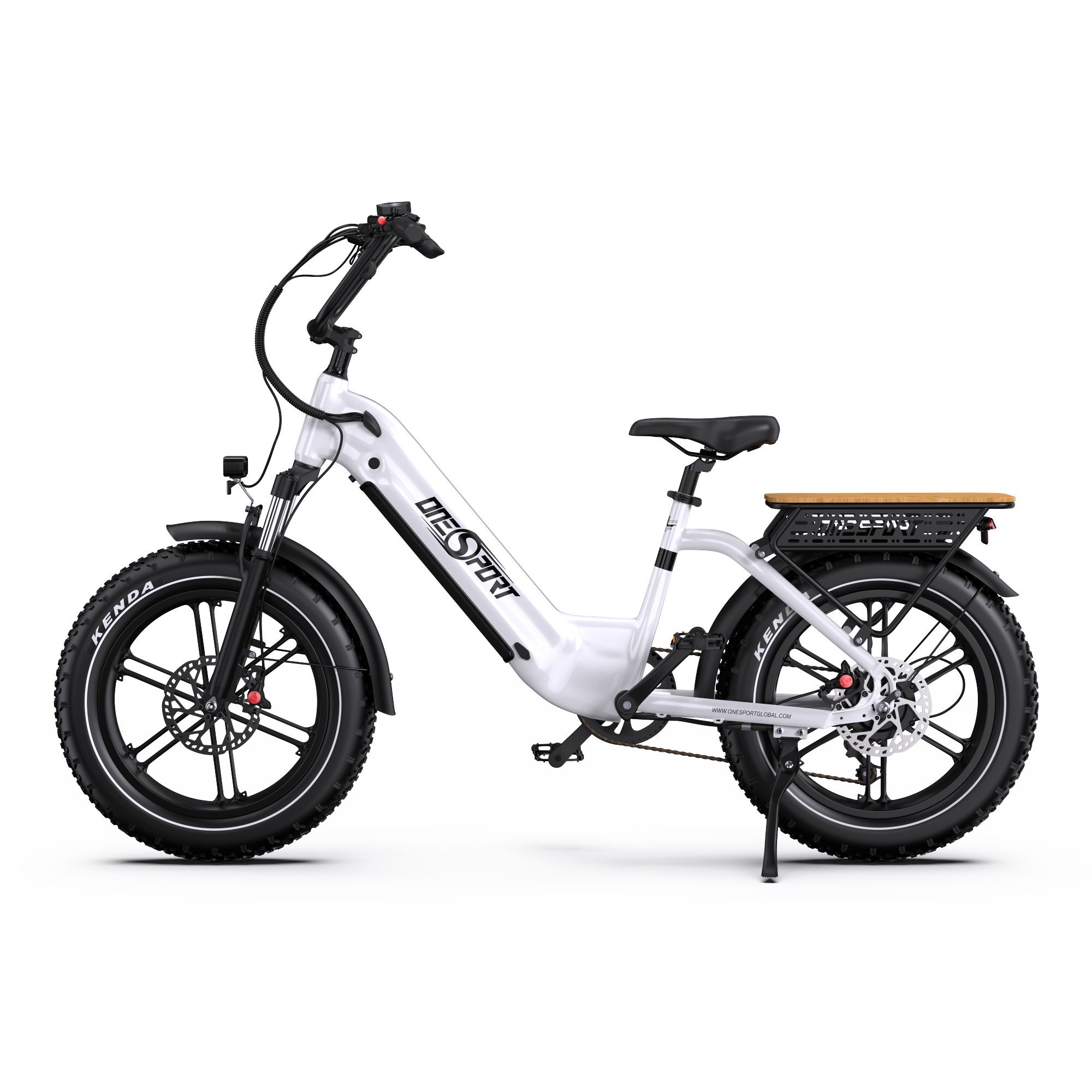 Weißes E-Bike mit schwarzen Reifen und Gepäckträger. Marke: Onesport. Kenda-Reifen. Schwarzer Lenker und Sattel.
