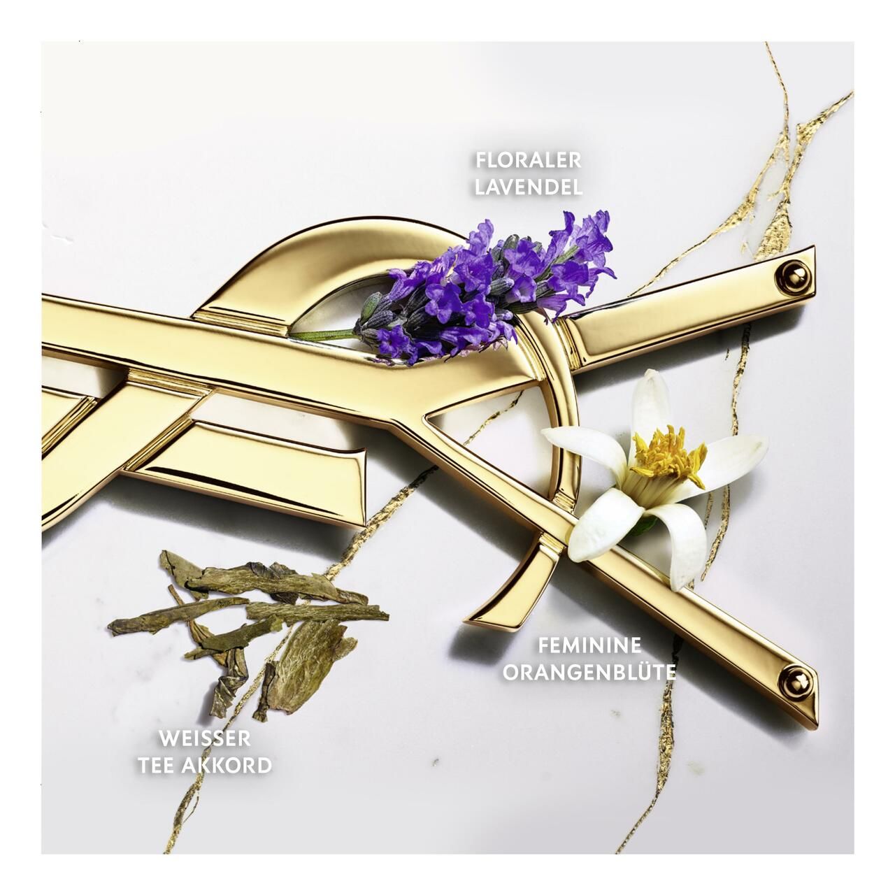 Nahaufnahme von Lavendel, Orangenblüte und grünem Tee neben einem goldenen Logo auf Marmor.