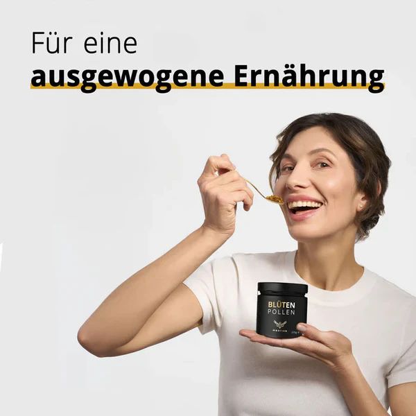 Frau isst Blütenpollen mit einem Löffel. In der Hand hält sie ein Glas mit der Aufschrift BLÜTEN POLLEN.