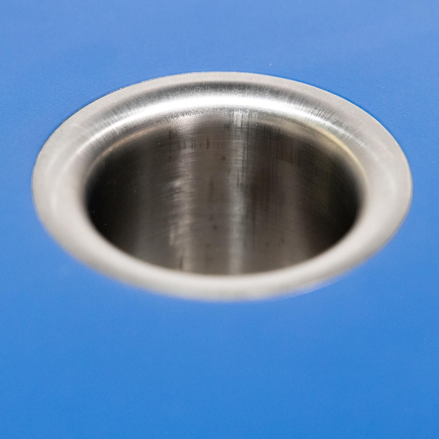 Nahaufnahme des Lochs einer blauen Sporttrend24 Bumper Plate. Metallfarbenes Loch.