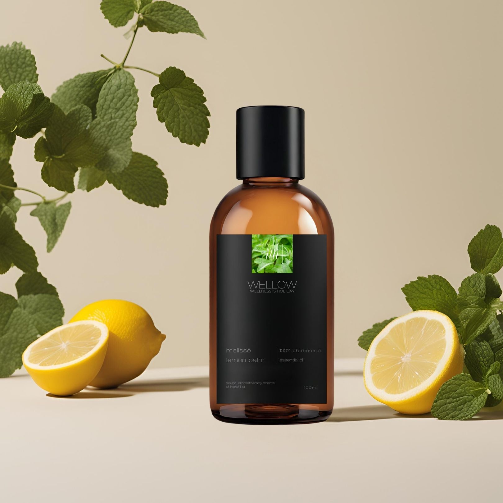 Braune Glasflasche mit schwarzem Etikett, umgeben von Zitronen und Melisseblättern. Produktname sichtbar.