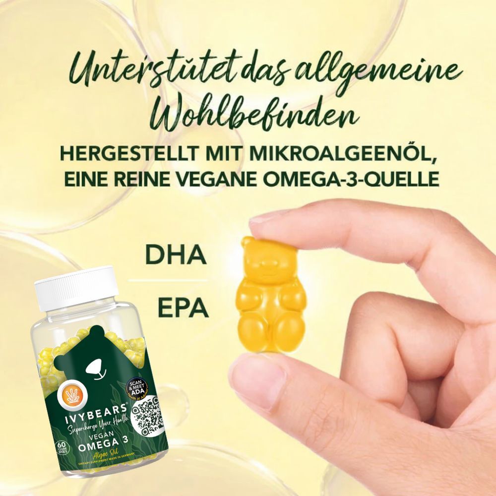 Hand hält gelben Gummibär. Daneben Flasche IVYBEARS Vegan Omega 3. Text: DHA, EPA. Text: Hergestellt mit Mikroalgenöl, eine reine vegane Omega-3-Quelle.