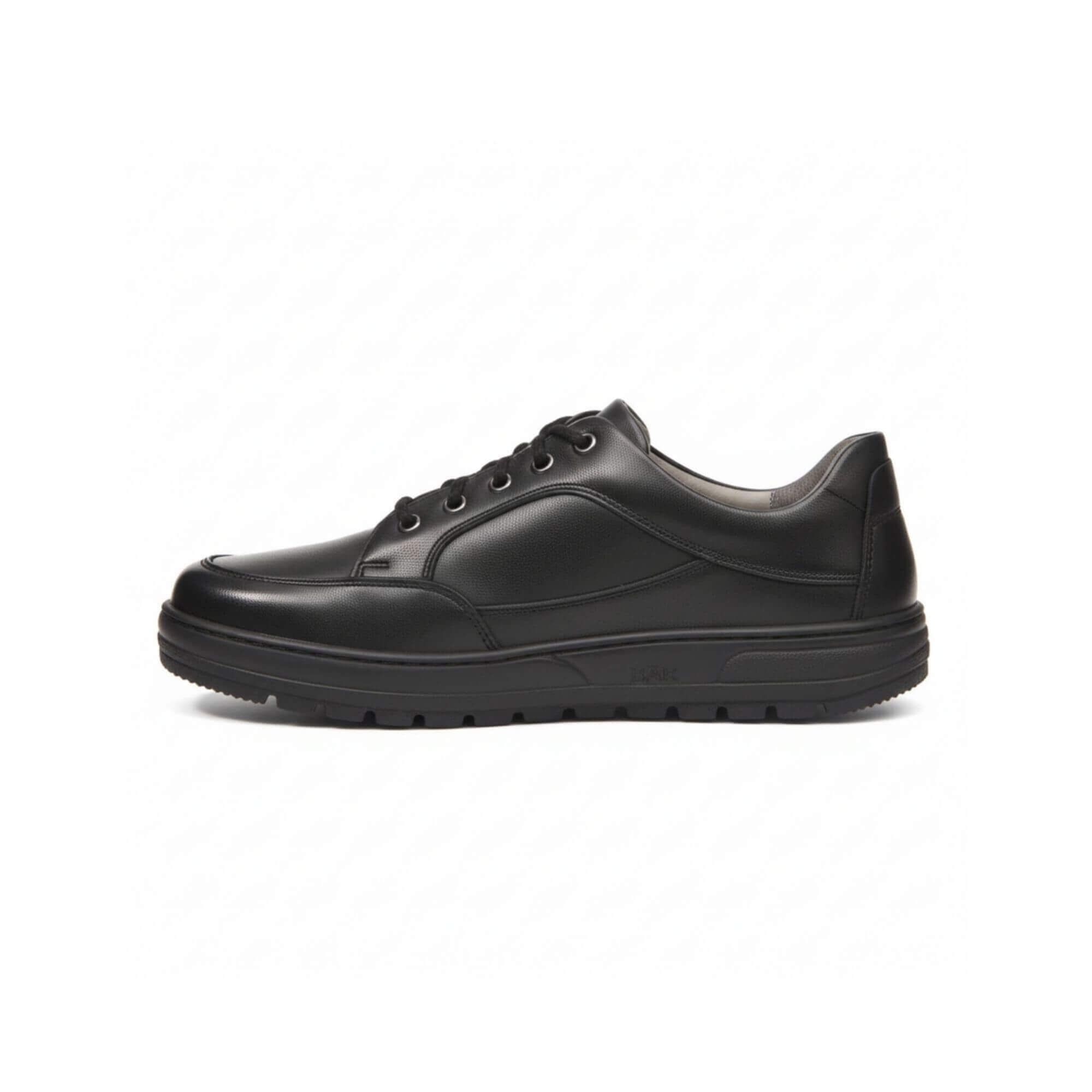 Schwarzer BÄR Tobago Herren-Schnürschuh. Leder, breite Passform. Schnürung, runde Zehen, dicke Sohle. Schuh von der Seite.