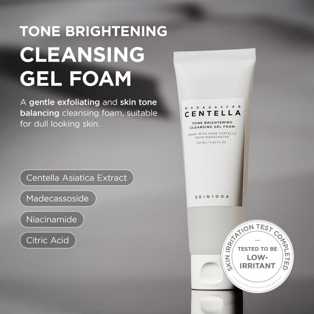 Produktname: Tone Brightening Cleansing Gel Foam. Marke: SKIN1004. Enthält Centella Asiatica Extrakt, Madecassosid, Niacinamid, Zitronensäure. Getestet auf geringe Irritation.