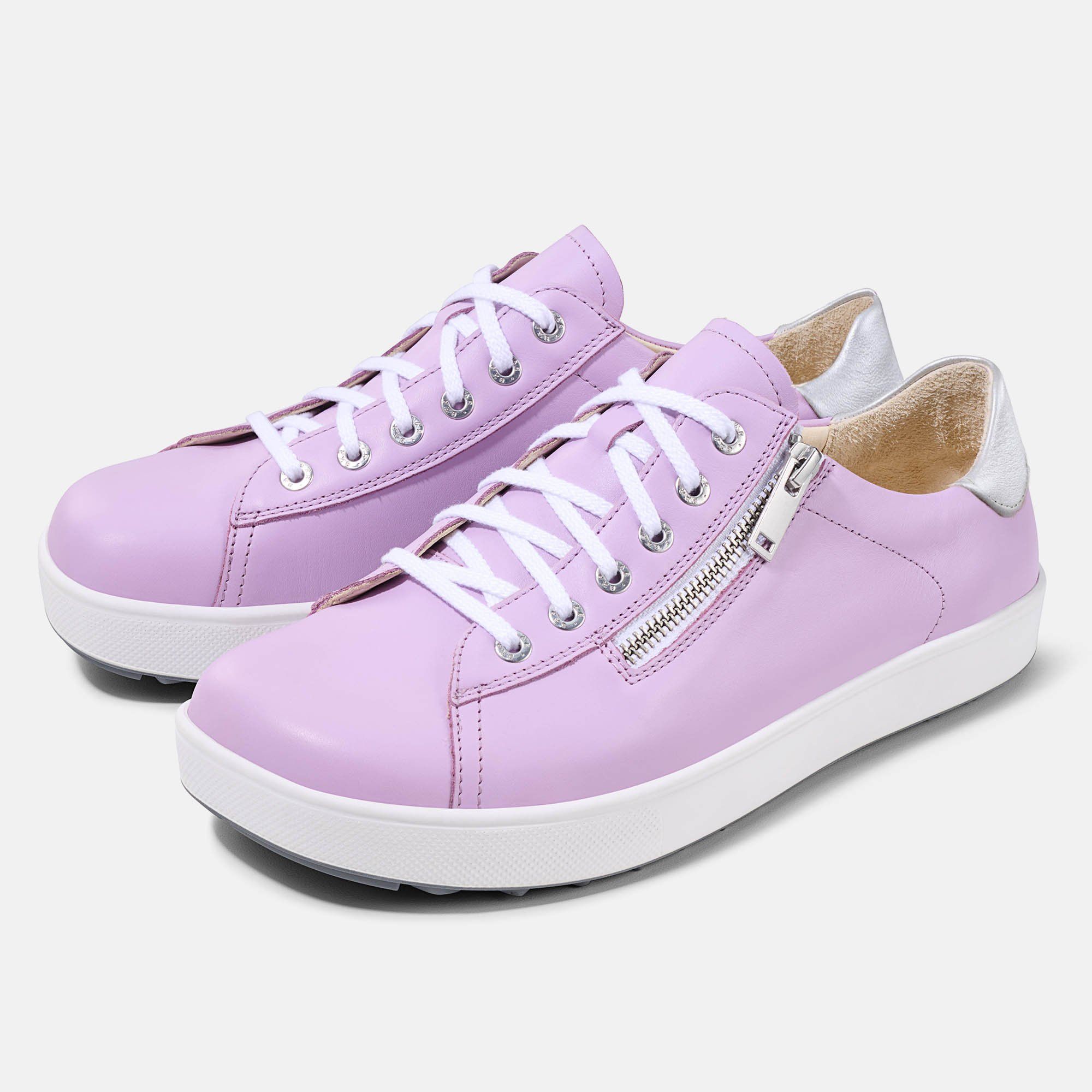 Zwei lilafarbene Schnürschuhe mit weißer Sohle und Reißverschluss. Silberfarbener Fersenbereich. Breite Passform.