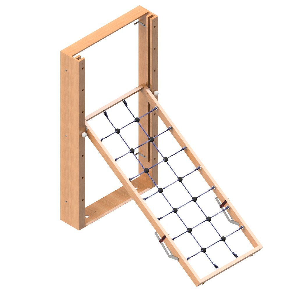 Schräg stehende Kletterwand aus Holz mit Kletternetz. Holzrahmen mit dunkelblauem Netz. Metallgriff und Scharniere.