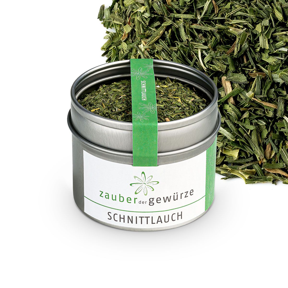Geöffnete Dose mit Schnittlauch. Grün-weißes Etikett mit Schriftzug. Grünes Band mit Schriftzug. Schnittlauch daneben.