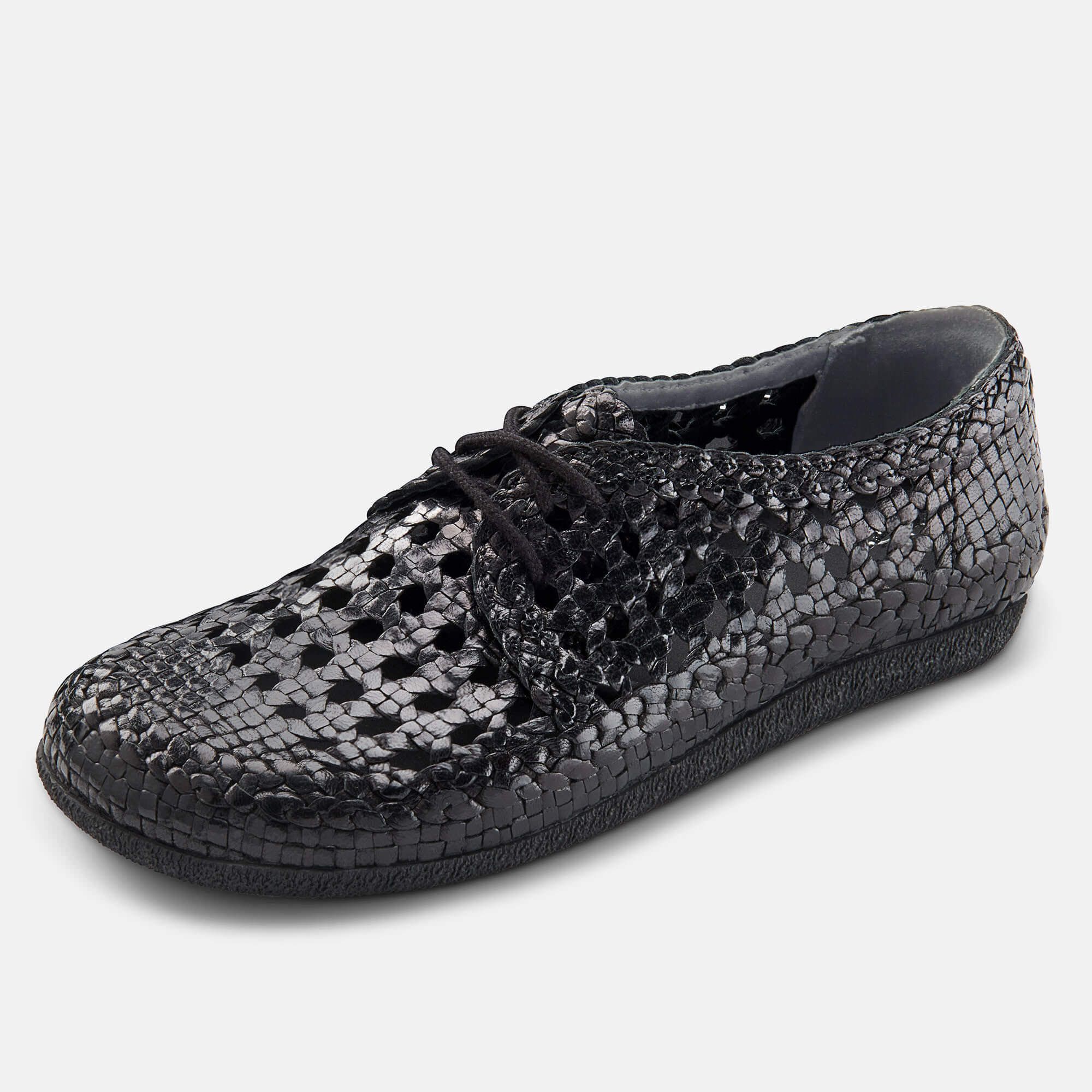 Schwarze, geflochtene Lederschuhe mit Schnürung.