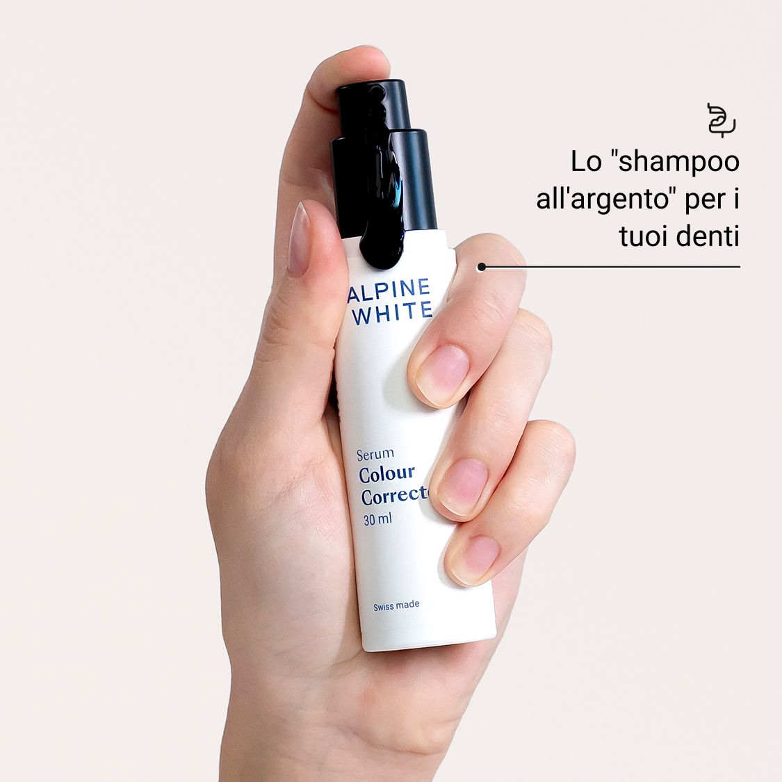 Mano che tiene il flacone del siero. Flacone bianco con tappo nero. ALPINE WHITE, Serum Colour Corrector, 30 ml.