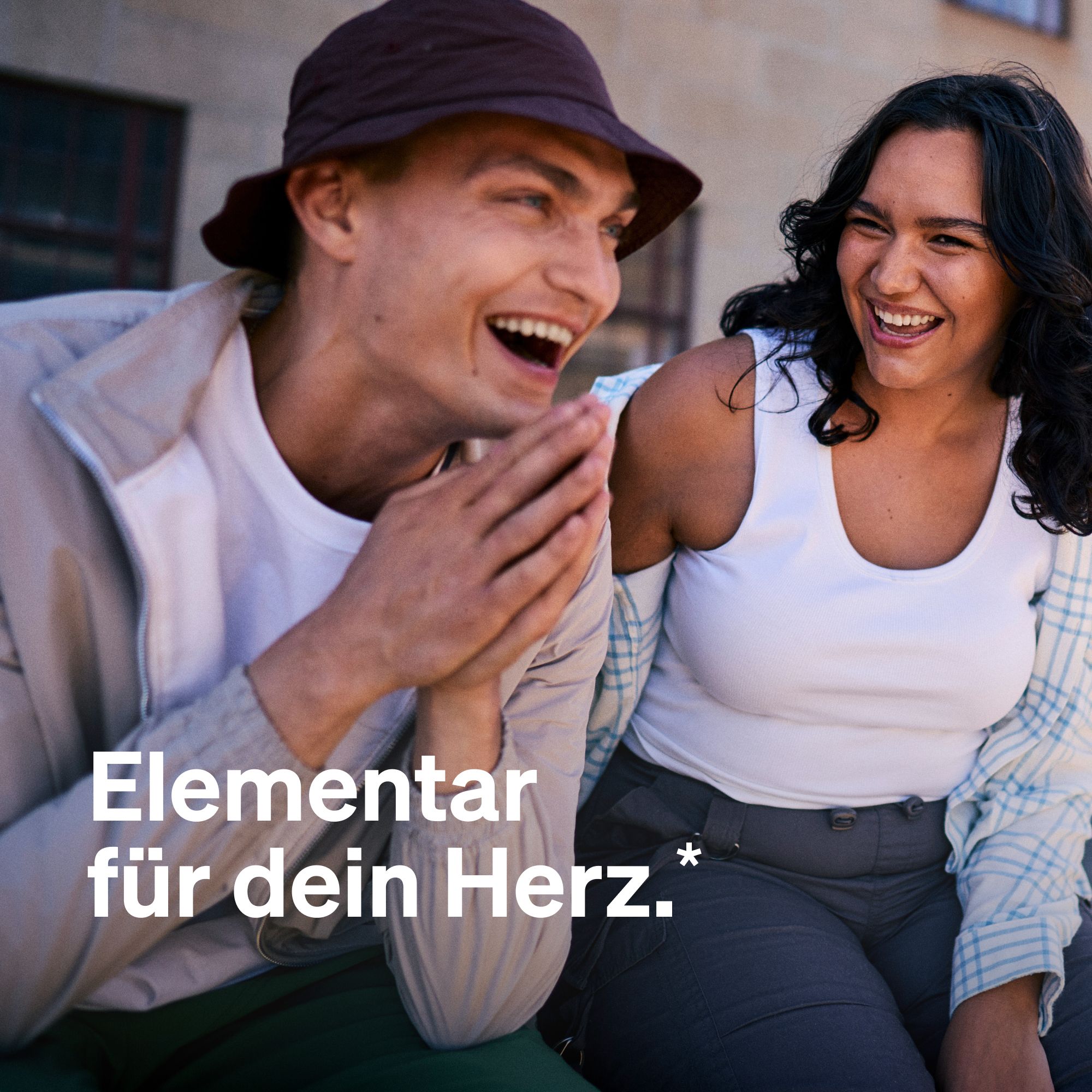 Zwei lächelnde Personen. Text: Elementar für dein Herz.