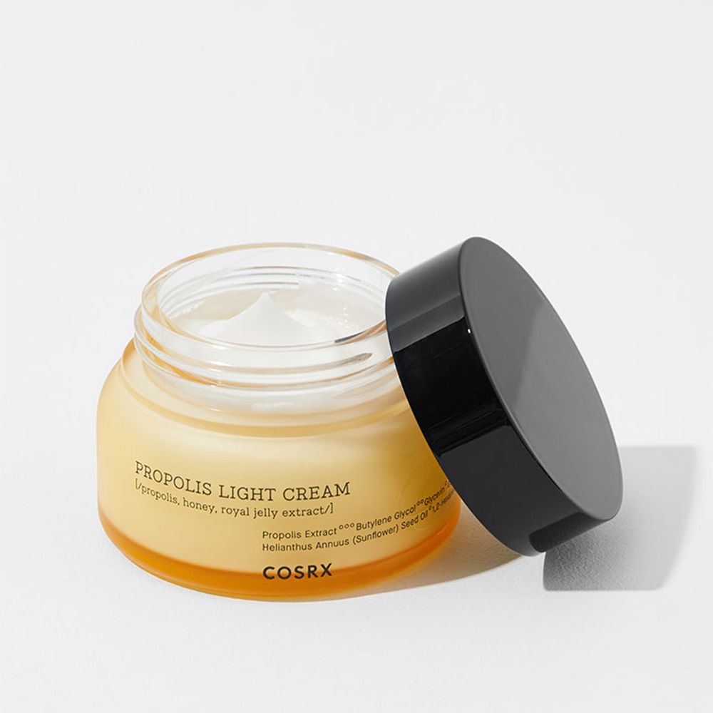 COSRX Propolis Light Cream mit offenem Deckel, Nahaufnahme.