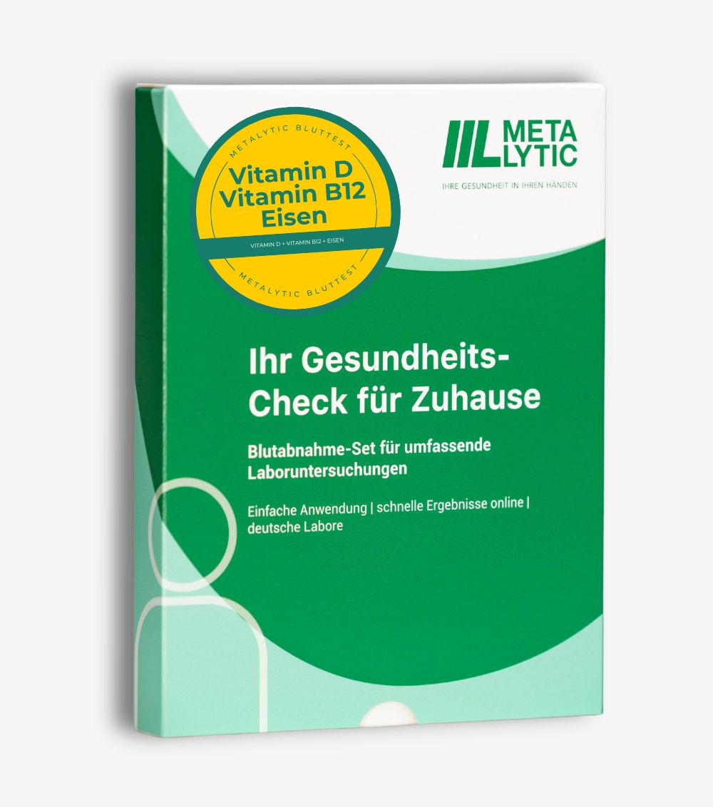 Grüne Verpackung mit Text: Vitamin D, B12, Eisen. Logo: Metalyic. Text: Ihr Gesundheits-Check für Zuhause. Blutentnahme-Set für Laboruntersuchungen.