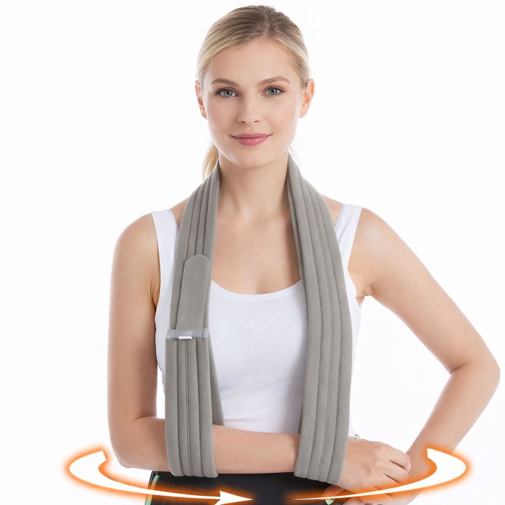 Frau mit grauer Armschlinge. Armschlinge am Arm und um den Hals. Pfeile zeigen die Bewegungsfreiheit des Arms.