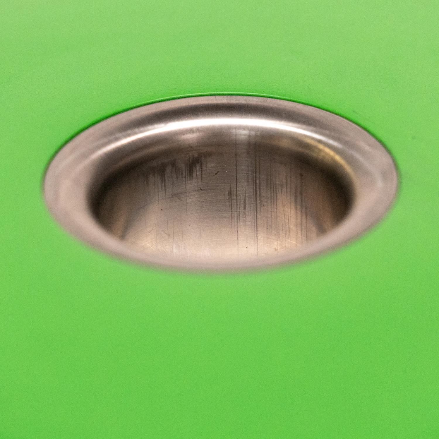 Metallkern einer grünen Sporttrend24 Bumper Plate. Runde Form, silberfarben.